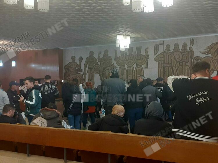 Безпрецедентно! Председатели на СИК от 9 МИР все още предават изборните книжа на РИК