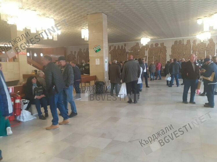 Безпрецедентно! Председатели на СИК от 9 МИР все още предават изборните книжа на РИК