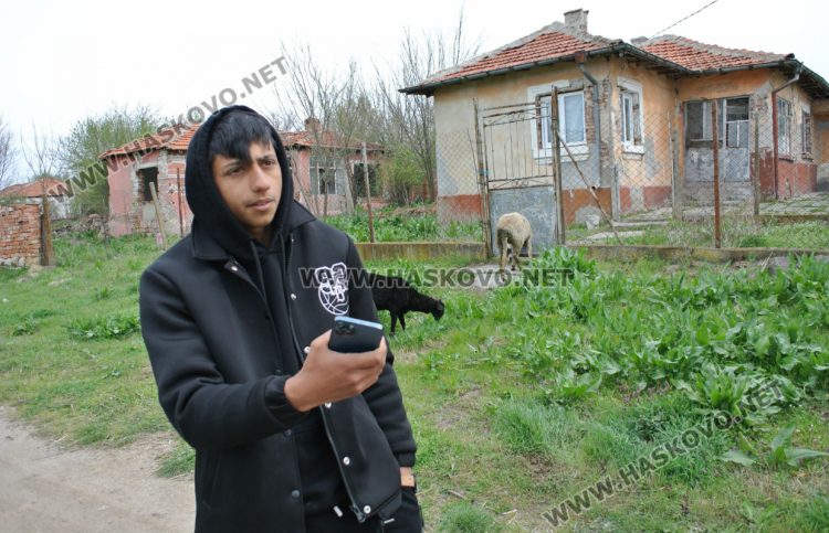 Митко Симеонов пред къщата на пострадалия Филчо