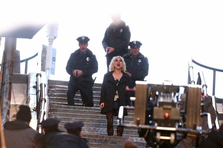 Лейди Гага изпълни прочутия танц на Жокера на стъпалата