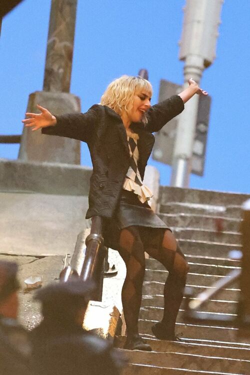 Лейди Гага изпълни прочутия танц на Жокера на стъпалата