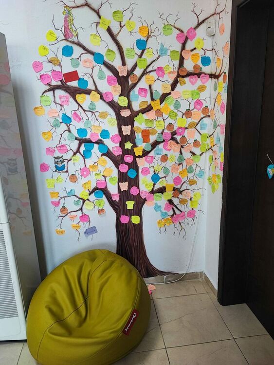 Иво Димов чете приказки на деца, за да подкрепи инициативата за насърчаване на четенето