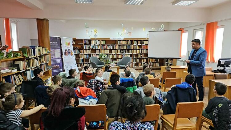 Иво Димов чете приказки на деца, за да подкрепи инициативата за насърчаване на четенето