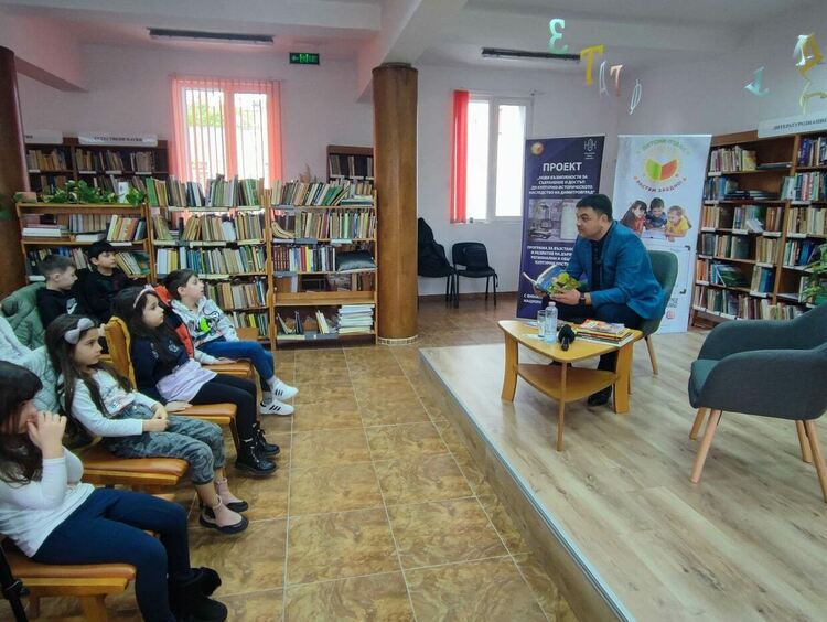 Иво Димов чете приказки на деца, за да подкрепи инициативата за насърчаване на четенето