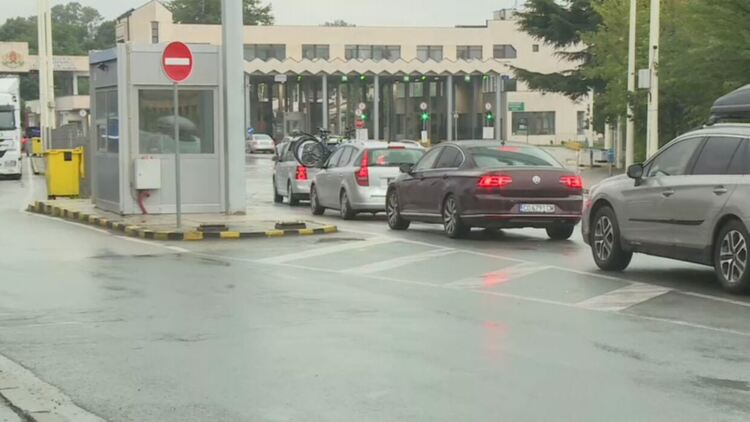 Предупреждение за силна буря в Гърция, паднали дървета и наводнения в Солун