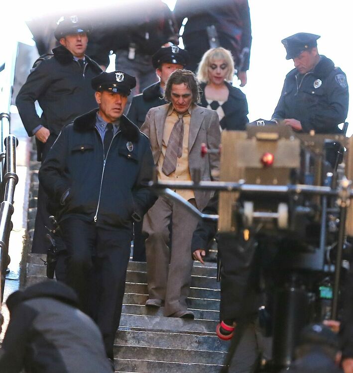 Лейди Гага изпълни прочутия танц на Жокера на стъпалата