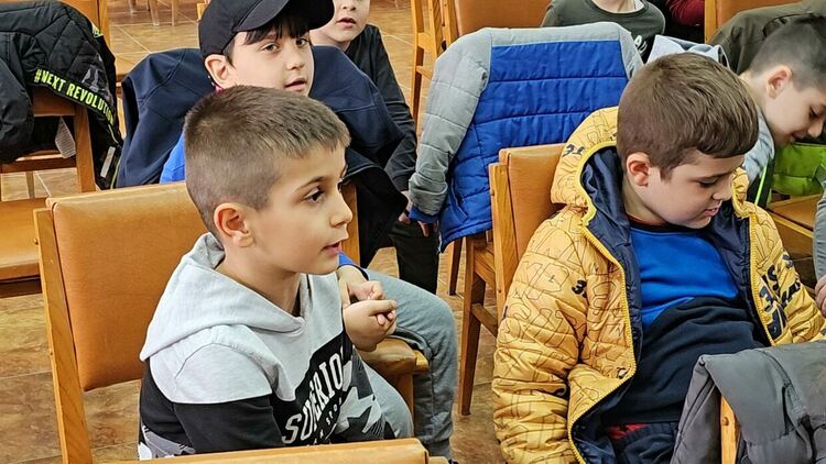 Иво Димов чете приказки на деца, за да подкрепи инициативата за насърчаване на четенето