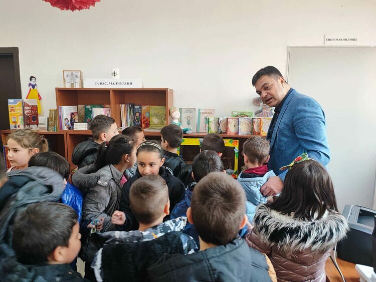 Иво Димов чете приказки на деца, за да подкрепи инициативата за насърчаване на четенето