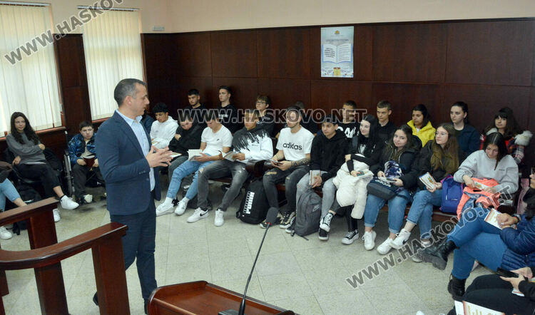 Ученици слушаха лекция в съда за разделението на властите според Конституцията на България