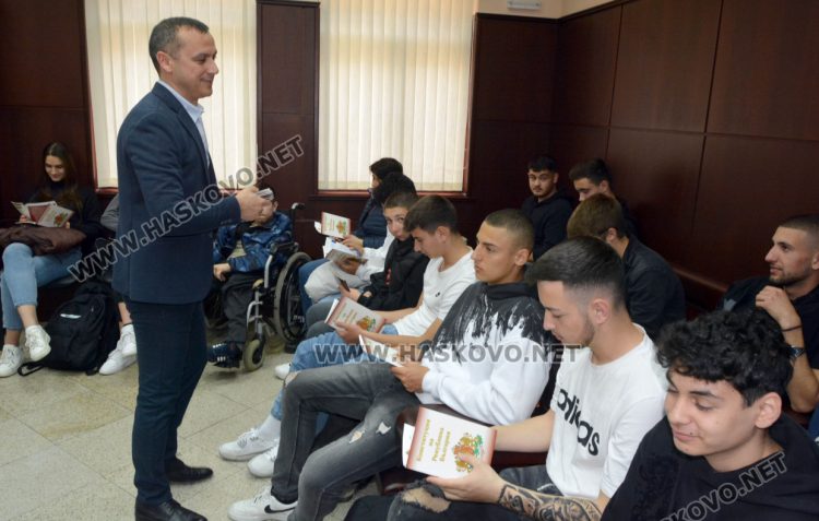 Ученици слушаха лекция в съда за разделението на властите според Конституцията на България