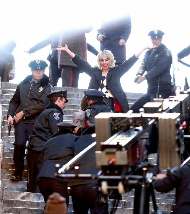 Лейди Гага изпълни прочутия танц на Жокера на стъпалата