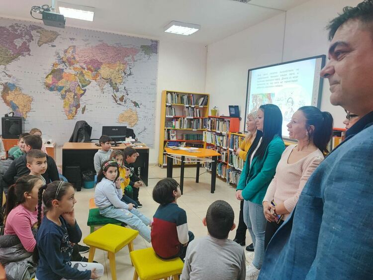 Иво Димов чете приказки на деца, за да подкрепи инициативата за насърчаване на четенето