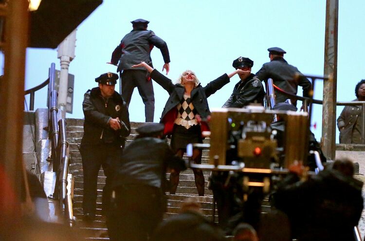 Лейди Гага изпълни прочутия танц на Жокера на стъпалата