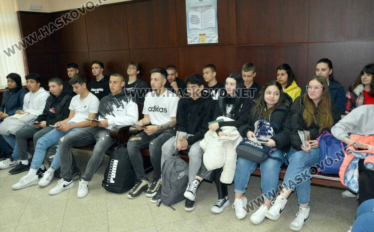 Ученици слушаха лекция в съда за разделението на властите според Конституцията на България