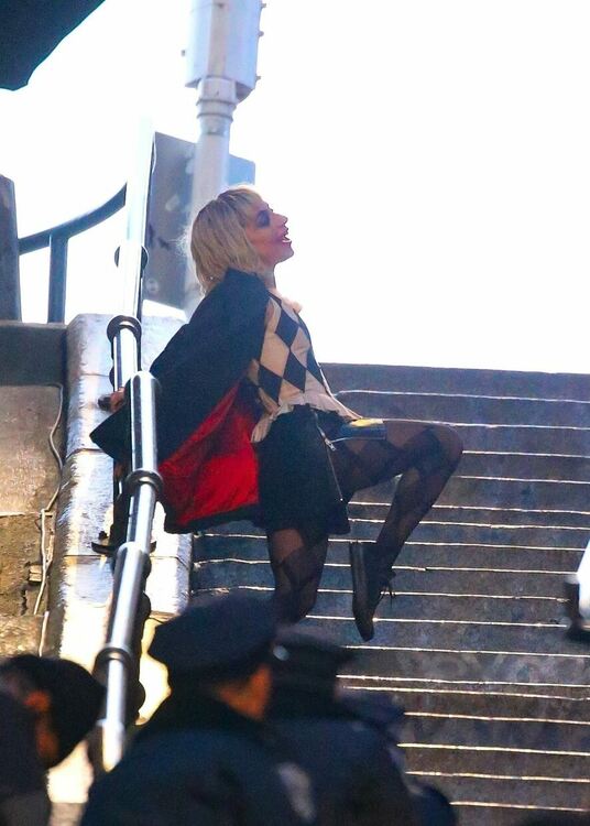 Лейди Гага изпълни прочутия танц на Жокера на стъпалата