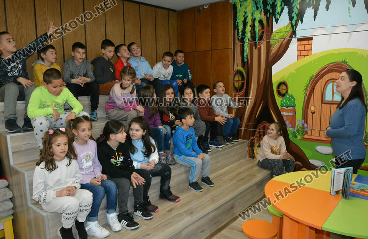 Първолаци отпразнуваха усвояването на буквите и цифрите в библиотеката