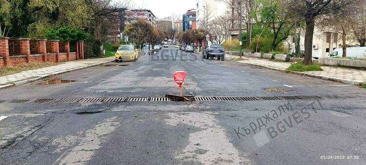  Решетка на отводнителна шахта бе разбита снощи,опасност за автомобилите до Арена „Спартак”