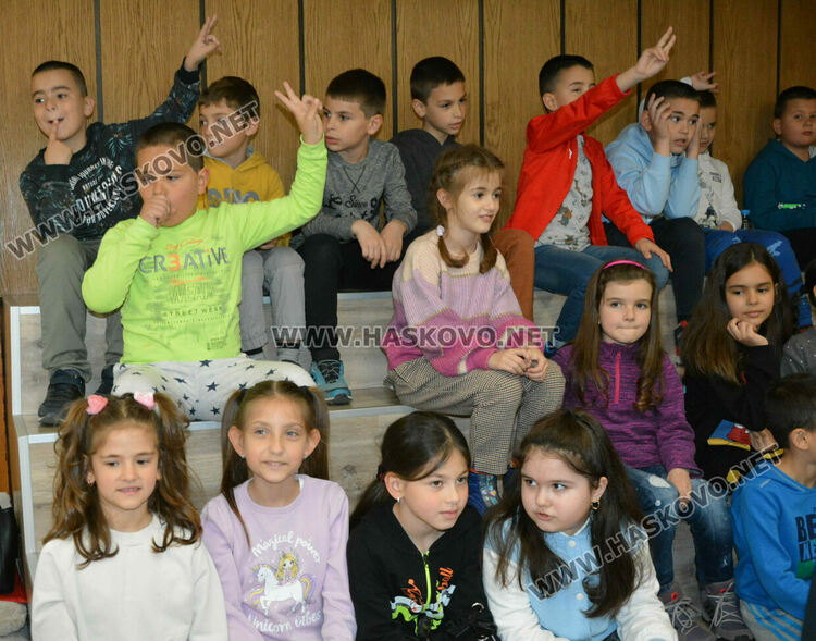 Първолаци отпразнуваха усвояването на буквите и цифрите в библиотеката