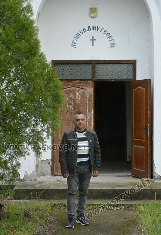 В навечерието на Великден в с.Стойково започват кампания за ремонт на купола на църквата си