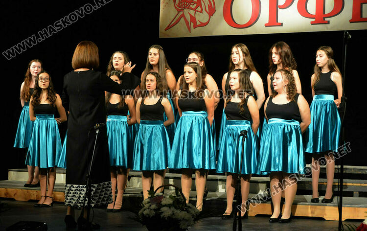 Камерен оркестър, „Орфей“ и „Орфей+“ с празничен концерт в хасковския театър 