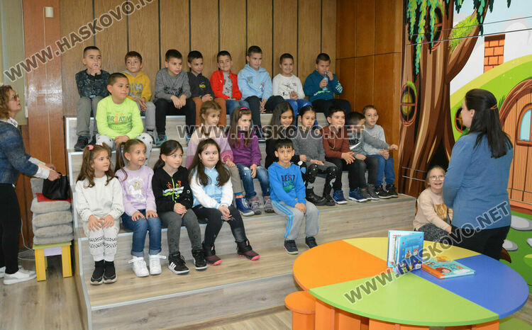 Първолаци отпразнуваха усвояването на буквите и цифрите в библиотеката