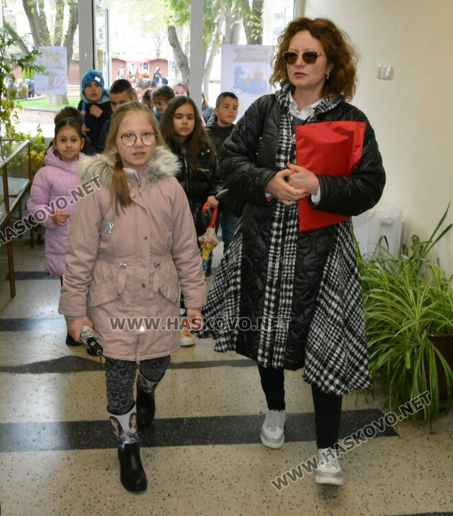 Първолаци отпразнуваха усвояването на буквите и цифрите в библиотеката