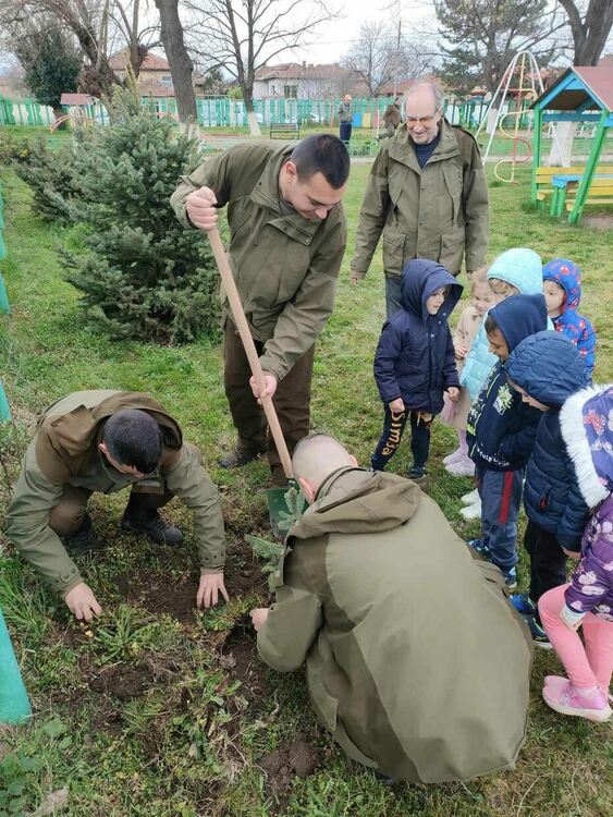 Деца и лесовъди разкрасиха Детска градина "Пролет"