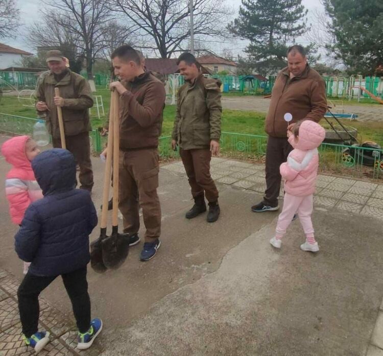 Деца и лесовъди разкрасиха Детска градина "Пролет"