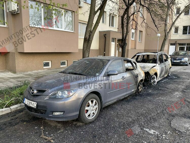 Два автомобила изгоряха в Димитровгрд