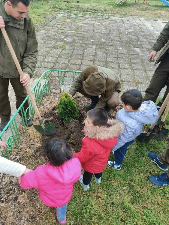Деца и лесовъди разкрасиха Детска градина "Пролет"