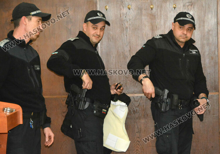 Демонстрираха използването на белезници и оръжия при конвоя на арестантите в хасковския съд