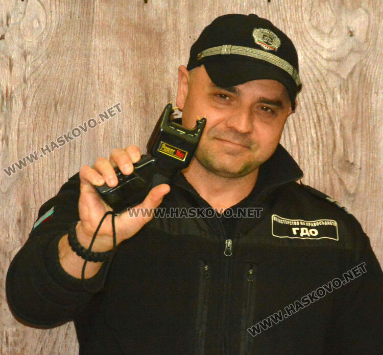 Демонстрираха използването на белезници и оръжия при конвоя на арестантите в хасковския съд