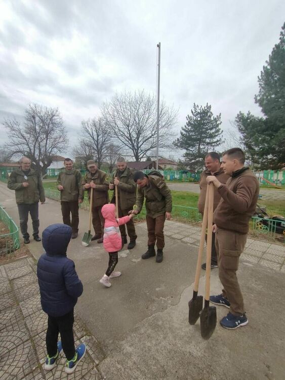 Деца и лесовъди разкрасиха Детска градина "Пролет"
