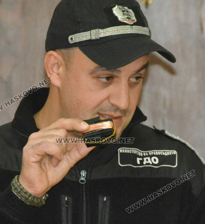 Демонстрираха използването на белезници и оръжия при конвоя на арестантите в хасковския съд