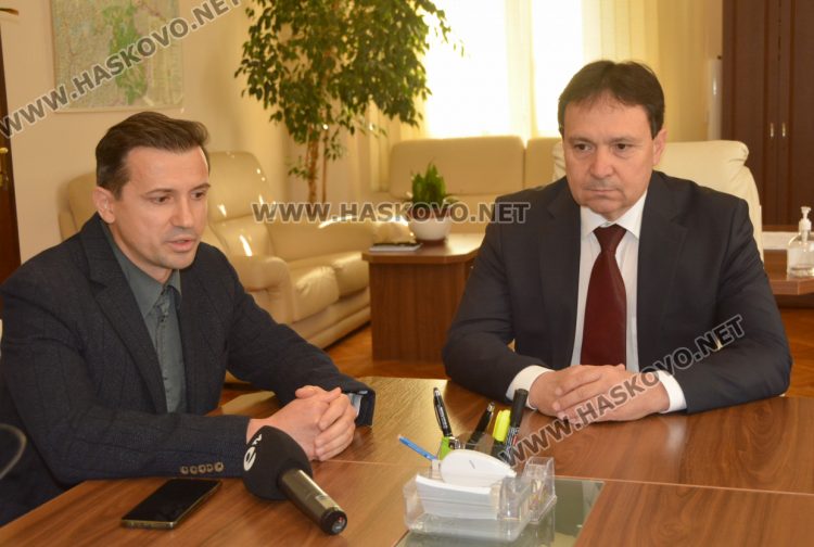 Областният управител Красимир Ангелов влезе в кабината си, заместникът му Мартин Узунов напуска