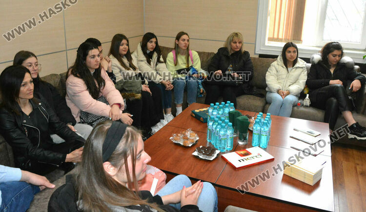 Демонстрираха използването на белезници и оръжия при конвоя на арестантите в хасковския съд