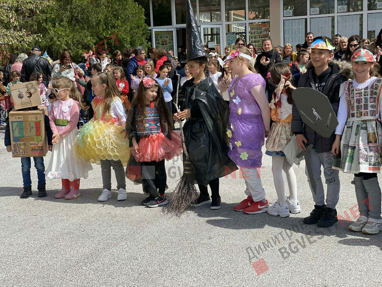 Ученици от ОУ "П.Славейков" с екоинициативи събират средства за Зелена класна стая