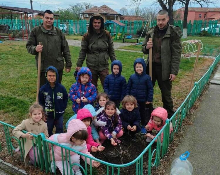 Деца и лесовъди разкрасиха Детска градина "Пролет"