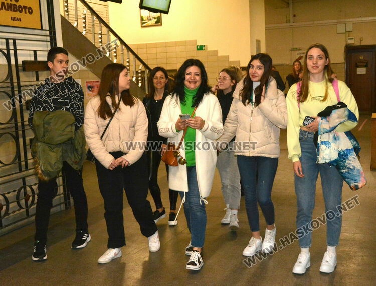 Демонстрираха използването на белезници и оръжия при конвоя на арестантите в хасковския съд