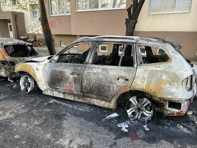 Два автомобила изгоряха в Димитровгрд