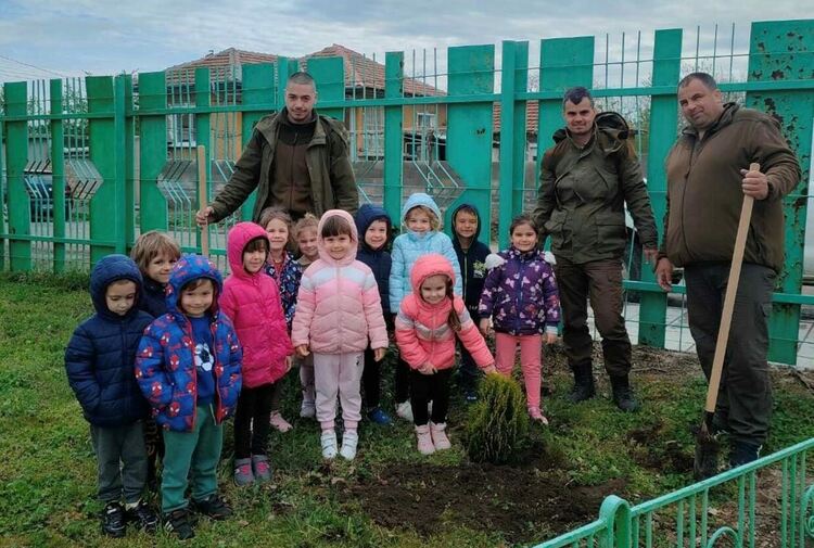 Деца и лесовъди разкрасиха Детска градина "Пролет"