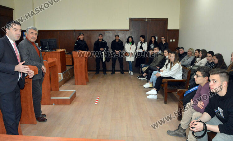 Демонстрираха използването на белезници и оръжия при конвоя на арестантите в хасковския съд