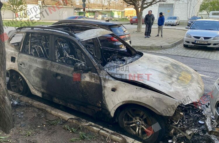 Два автомобила изгоряха в Димитровгрд