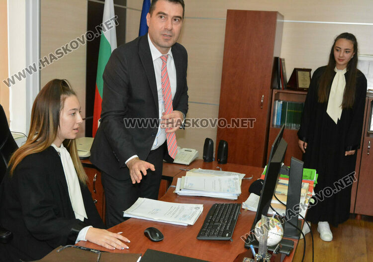 Демонстрираха използването на белезници и оръжия при конвоя на арестантите в хасковския съд