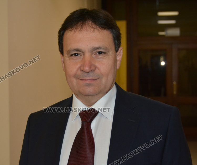 Областният управител Красимир Ангелов влезе в кабината си, заместникът му Мартин Узунов напуска