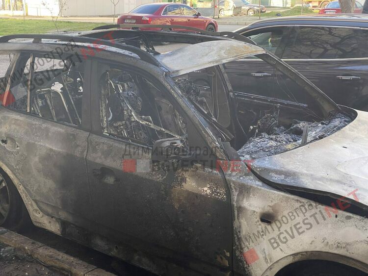 Два автомобила изгоряха в Димитровгрд