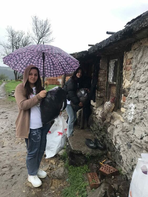 Доброволци на БМЧК с кампания "Топла дреха"