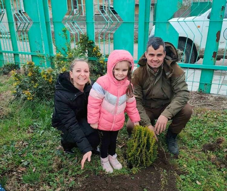 Деца и лесовъди разкрасиха Детска градина "Пролет"