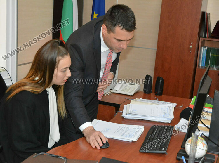 Демонстрираха използването на белезници и оръжия при конвоя на арестантите в хасковския съд