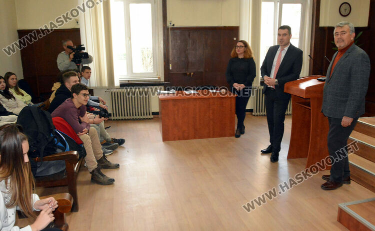 Демонстрираха използването на белезници и оръжия при конвоя на арестантите в хасковския съд